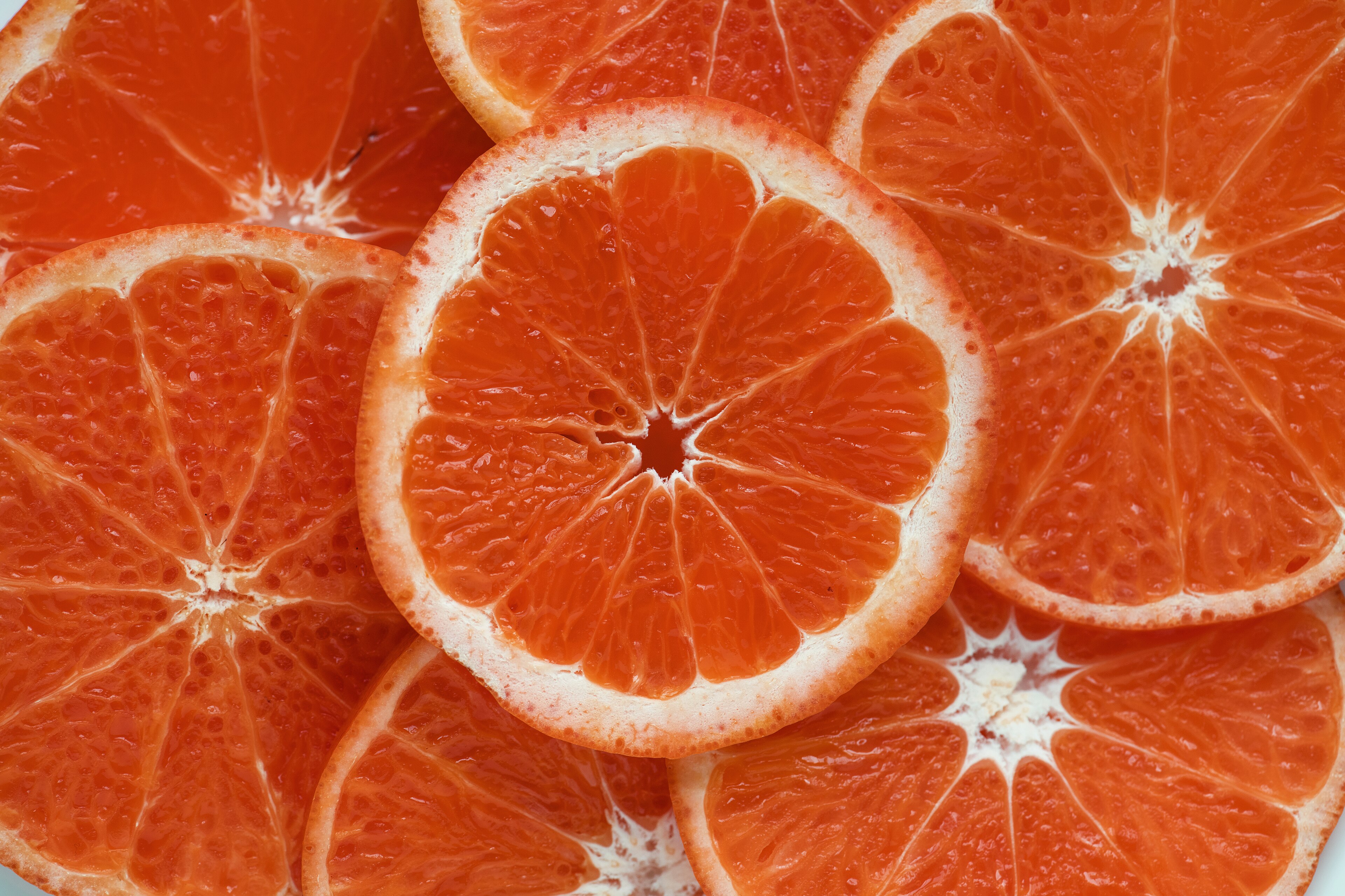 Macro di arance rosse tagliate, con membrane e polpa succosa in evidenza